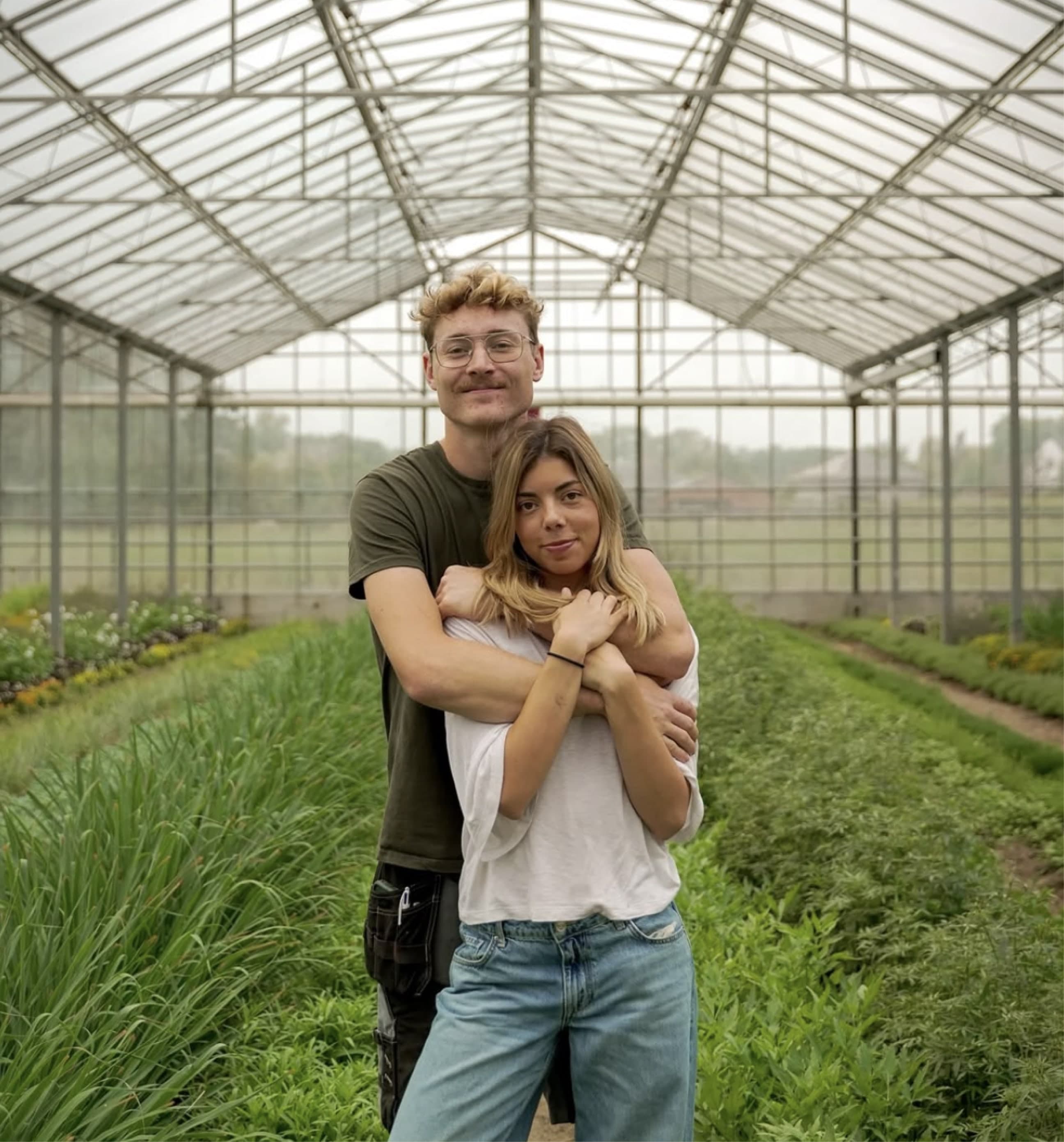 Seppe en Loe tussen de kruidenrijen in de serre